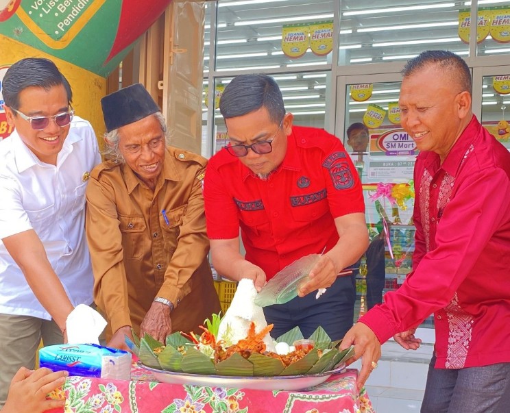 Bupati Pelalawan, Zukri hadiri grand pening Sialang Makmur Mart (foto/Andy)