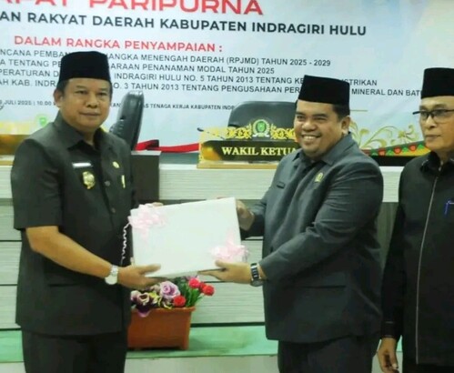 Wakil Bupati Inhu, Hendrizal, menghadiri Rapat Paripurna DPRD Inhu. (Foto: Andri Subakti)