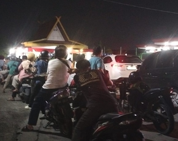 ilustrasi antrian panjang di SPBU.