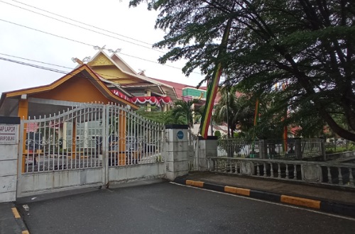 Keamanan di DPRD Riau diperketat jelang unjuk rasa.(foto: barkah/halloriau.com)