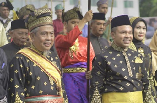 Ketua DPH LAM Riau, Taufik Ikram Jamil bersama Abdul Wahid dalam penabalan gelar adat beberapa waktu silam.(foto: int)