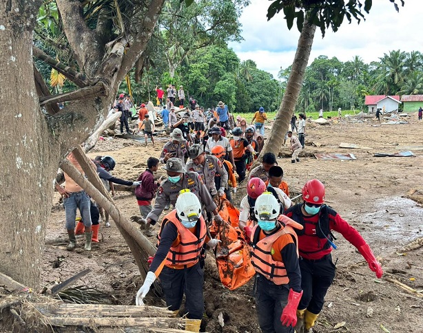 Brimob Polda Riau Temukan Jasad Lansia di Tumpukan Lumpur Banjir Bandang Agam.