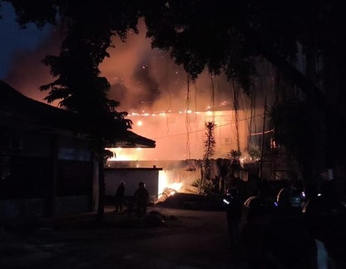 Gedung DPRD Kota Solo dibakar massa, Sabtu (30/8/2025) dini hari.