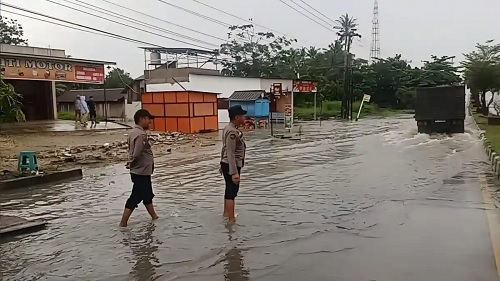 Jalintim KM 113 Pelalawan banjir akibat curah hujan tinggi.(foto: tribunpekanbaru.com)
