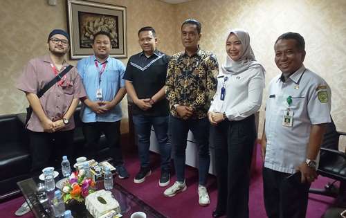 Sekretaris Komisi II DPRD Riau, Androy Ade Rianda bersama manajemen Alfamart.(foto: barkah/halloriau.com)