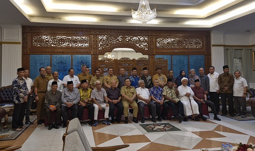 Silaturahmi Plt Gubernur Riau, SF Hariyanto bersama para tokoh, termasuk mantan Gubernur Riau, Syamsuar.(foto: fitri/halloriau.com) 