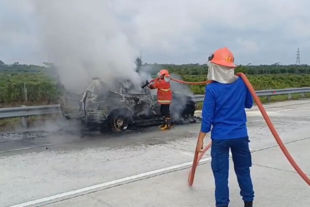 Mobil mewah hangus terbakar di Tol Pekanbaru-Bangkinang (foto/int)