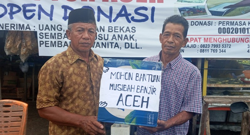 Ketua Posko Usman Jali dan Sekretarisnya, M Nasir menerima bantuan pakaian bekas layak pakai dari masyarakat (foto/afrizal)