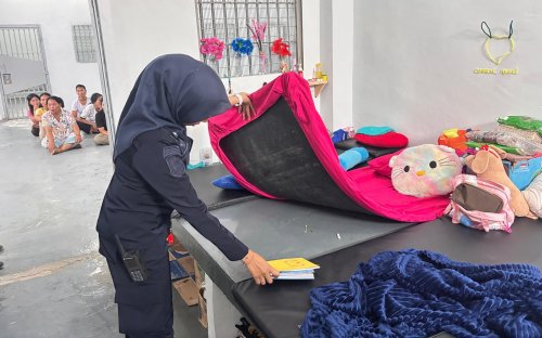 Petugas merazia kamar warga binaan Lapas Bagansiapiapi.(foto: afrizal/halloriau.com)