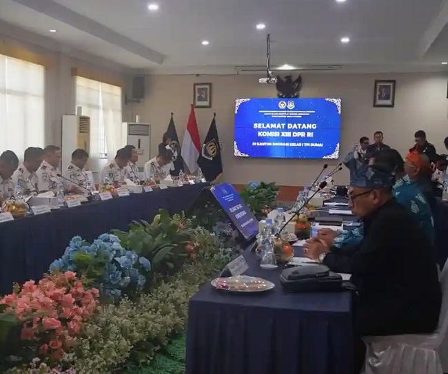 Kepala Kantor Wilayah Direktorat Jenderal Imigrasi Riau, Agung Prianto dan jajaran saat kunjungan kerja Komisi XIII DPR RI ke Riau.