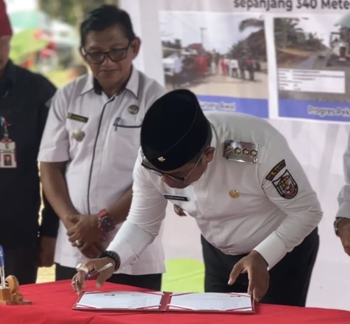 Peresmian dan serah terima pengerjaan pengaspalan program PPM/CSR PT EMP Energi Riau (foto/Andy)