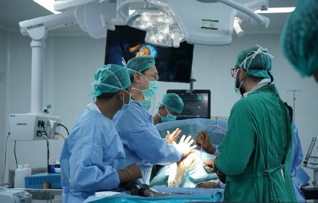 RS Awal Bros Group sukses operasi lutut menggunakan teknologi robotik (foto/ist)