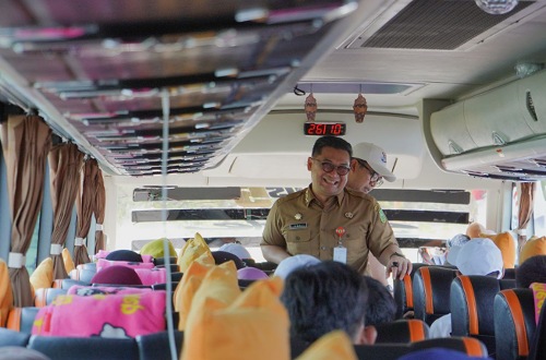 Sekdaprov Riau, Syahrial Abdi saat melepas keberangkatan warga Riau yang mengikuti mudik gratis 2026.(foto: mcr)