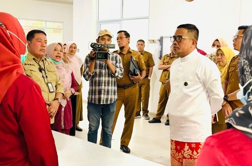 Bupati Pelalawan, Zukri sidak RSUD Selasih usai keluhan pasien BPJS viral.(foto: andi/halloriau.com)