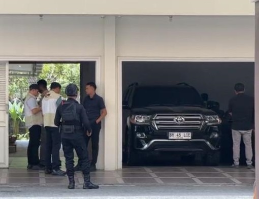 Petugas KPK geledah rumah dinas Gubernur Riau di Pekanbaru, dijaga ketat Brimob bersenjata lengkap. 