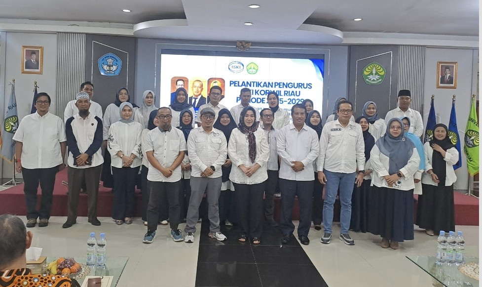 Ketum ISKI Pusat Prof Atwar Bajaru lantik Ketua ISKI Korwil Riau, Welly Wirman beserta pengurus di Rektorat Unri (foto/riki)