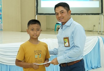 Field Manager PEP Lirik, Luqman Arif salam kegiatan sunatan massal.(foto: andi/halloriau.com)