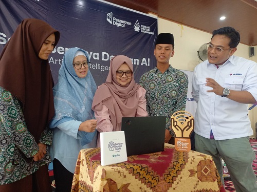 Corporate Community Engagement XLSMART, Astri Mertiana (kedua dari kiri) dan Digital & Conventional Promotion XLSMART Area Sumbar-Jambi, Oktaviando Saipullah (paling kanan).(foto: istimewa)
