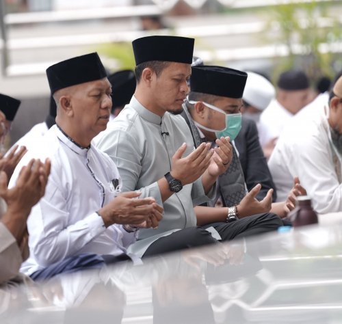 Walikota Pekanbaru, Agung Nugroho Salat Istisqa bersama warga di Masjid Al Kautsar, Jalan Neraca, Kecamatan Marpoyan Damai (foto/int)