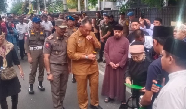 Sekda Ingot Ahmad temui massa aksi yang tuntut penutupan New Paragon Pekanbaru (foto/ist)
