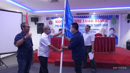Ketua PWI Inhil terpilih, Ardiansyah Julor (kanan) menerima petaka PWI Inhil
