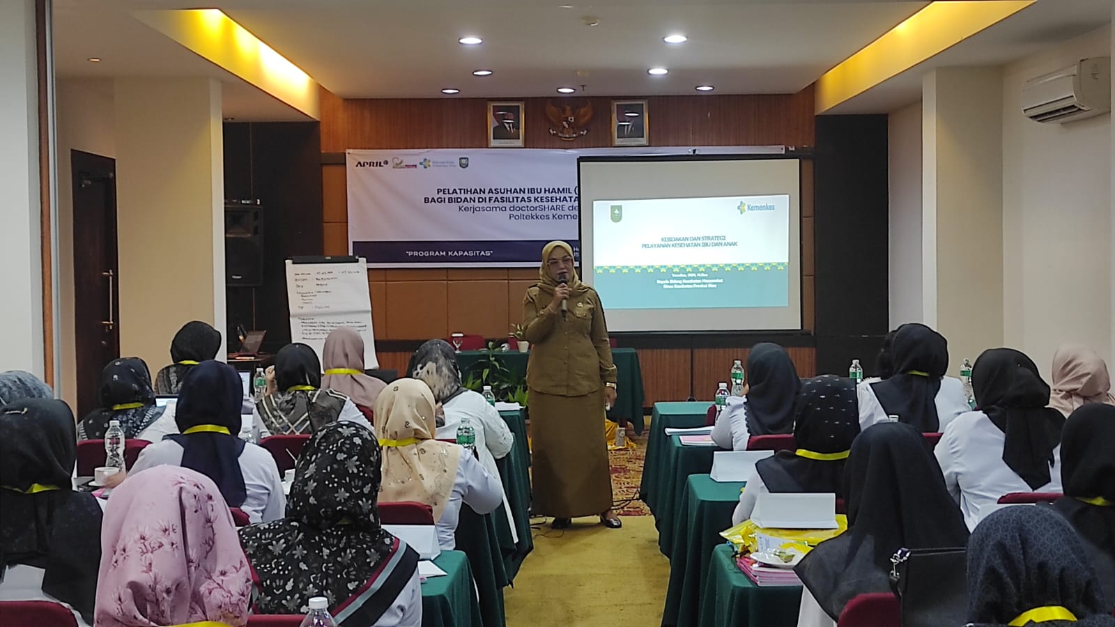 Pemaparan materi kebijakan dan strategi pelayanan kesehatan ibu dan anak pada pelatihan asuhan ibu hamil (foto/ist)