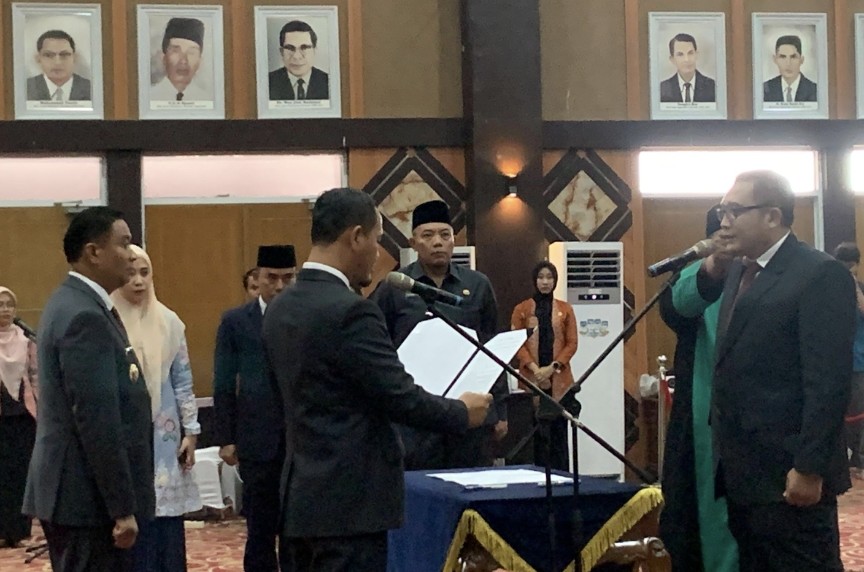 Walikota Pekanbaru, Agung Nugroho melantik Ir Adi Darma menjadi Dirut RSD Madani (foto/dini)