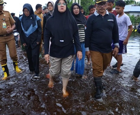 Bupati Siak Afni Zulkifli saat turun ke wilayah banjir.