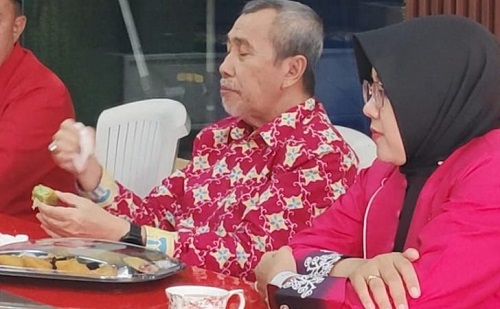Bupati Siak, Afni dan mantan Gubernur Riau, Syamsuar saat silaturahmi di rumah kader PDIP Siak.(foto: int)