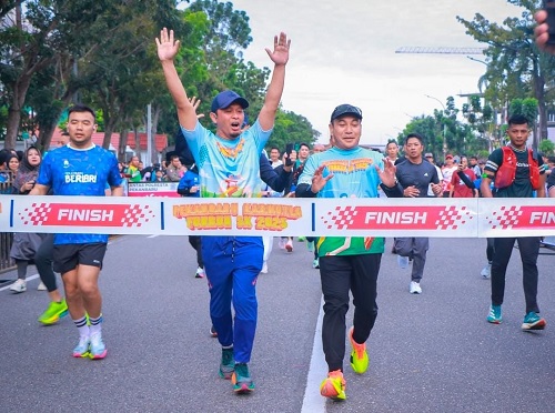 Walikota Pekanbaru, Agung Nugroho saat ikut event lari di Pekanbaru.(foto: int)