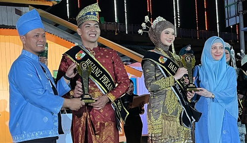 Walikota Pekanbaru, Agung Nugroho bersama Bujang Dara Pekanbaru 2025 terpilih.(foto: dini/halloriau.com)