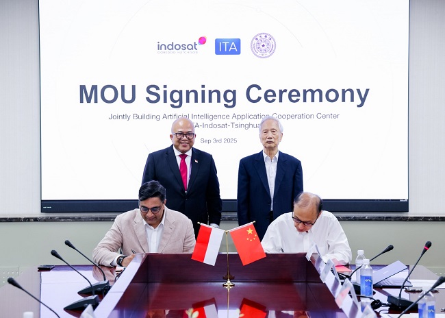 Penandatanganan MoU pembentukan AI Application Cooperation Center antara Indosat Ooredoo Hutchison, Indonesia Technology Alliance, dan Tsinghua University di Beijing, Sabtu (20/9/2025).
