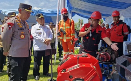 Kapolri beserta rombongan meninjau stan RAPP dalam kegiatan Gelar Kesiapan Penanggulangan Kebakaran Hutan dan Lahan (Karhutla) di SPN Polda Riau.