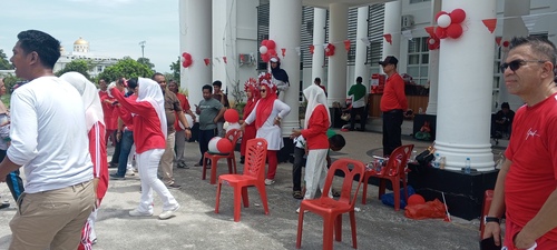 Sekretariat DPRD Rokan Hilir merayakan HUT RI dengan menggelar perlombaan internal. (Foto: Afrizal)