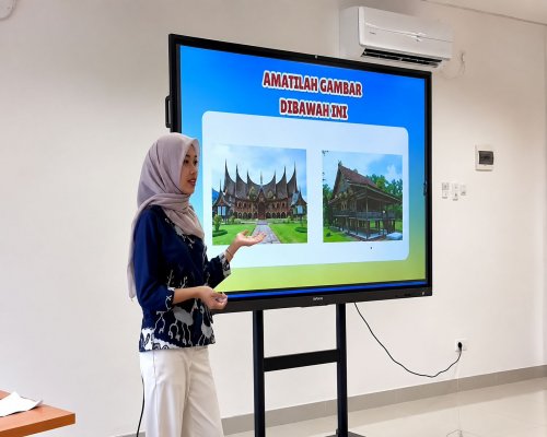 Perempuan dari komunitas Orang Rimba atau Suku Anak Dalam (SAD) di Jambi yang menempuh pendidikan tinggi di Kota Jambi (foto/ist)