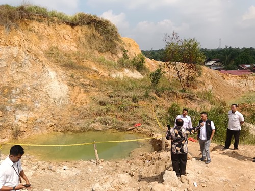 Wakil Ketua DPRD Pekanbaru, Tengku Azwendi Fajri, mendatangi lokasi galian ilegal yang menewaskan dua anak di Tenayan Raya, Pekanbaru, Rabu (10/9/2025). (Foto: Mimi Purwanti)