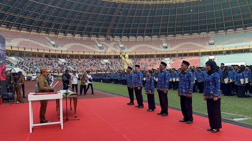 Gubernur Riau, Abdul Wahid resmi melantik dan menyerahkan SK kepada 5.884 PPPK Pemprov Riau di Stadion Utama Riau. (Foto: Sri Wahyuni)