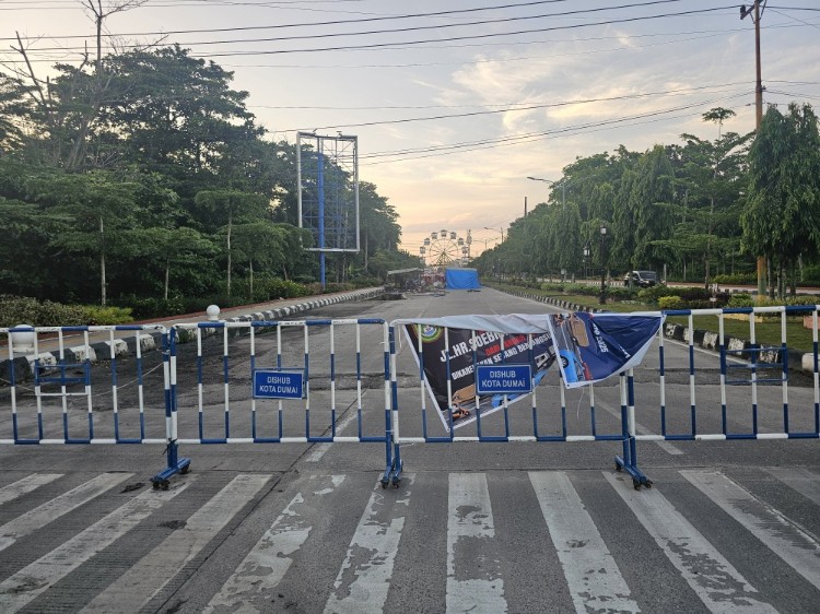 Penutupan Jalan HR Subrantas untuk kepentingan bisnis pasar malam menuai kritikan dari warga Dumai (foto/bambang)
