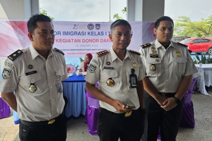Kepala Kantor Imigrasi Kelas I TPI Dumai, Ruhiyat M. Tolib, memberikan keterangan kegiatan donor darah dalam rangka Hari Bakti Imigrasi ke-76 (foto/bambang)