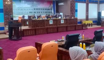 Komisi B DPRD Rohil jawab pandangan 9 fraksi (foto/Zal)