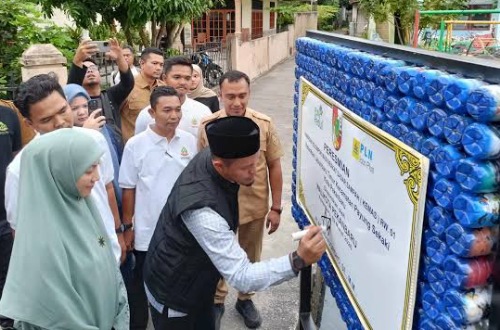 Walikota Pekanbaru, Agung Nugroho saat meresmikan Kemas RW 01 Labuh Baru Timur.(foto: tata/halloriau.com)