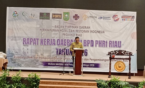 Kadis Pariwisata Riau, Tekad Perbatasan Setia Dewa memberikan sambutan dalam Rakerda II PHRI Riau (foto/Mimi)