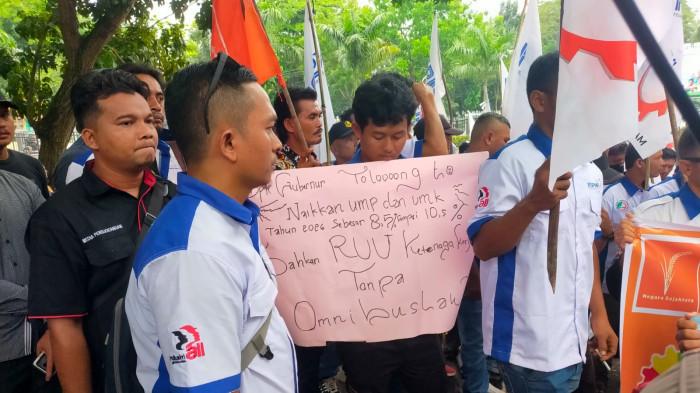 Ratusan buruh FSPMI geruduk DPRD Riau, tuntut hapus sistem outsourcing (foto/tribunpku)