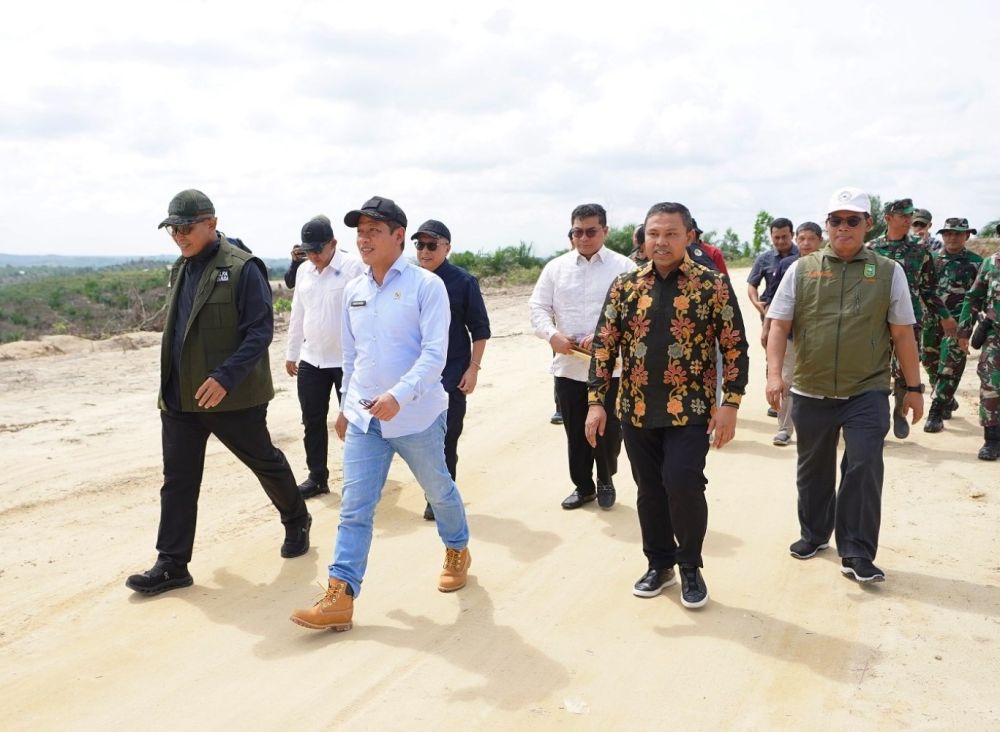 Menteri LH Hanif didampingi Gubri Abdul Wahid tinjau langsung kondisi TNTN Pelalawan (foto/yuni)