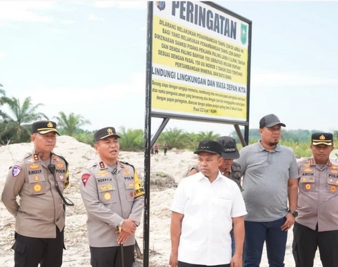 Gubernur Riau Abdul Wahid bersama Kapolda Riau meninjau PETI di Kuansing.