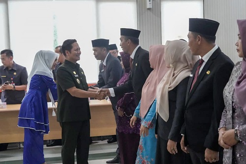 Wakil Bupati Kuansing,  Muklisin melantik pejabat eselon III dan IV.(foto: ultra/halloriau.com)