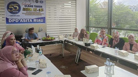 Wakil Ketua Abdul Gabe bersama pengurus Asita Riau mengikuti perayaan HUT ke-55 secara zoom dari Menara BRK Syariah (foto/ist)