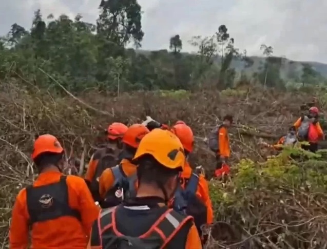 Tim SAR Gabungan menemukan Helikopter Tipe BK117 D3 milik Estindo Air yang hilang kontak pada hari ketiga pencarian.