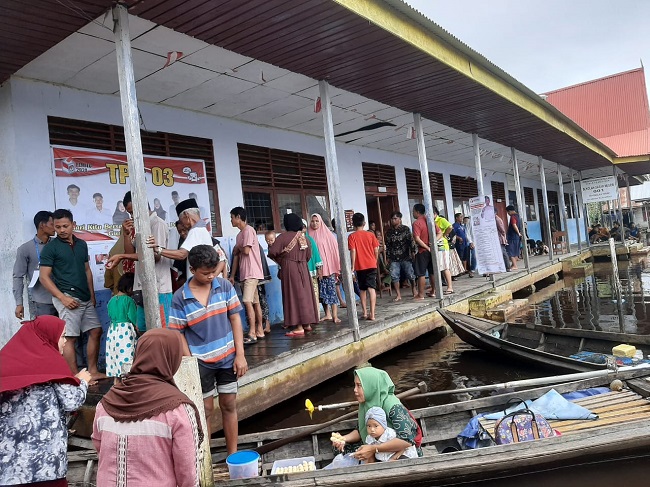 Meski harus mendayung sampan, warga Desa pangkalan Terap begitu antusias menggunakan hak suaranya.