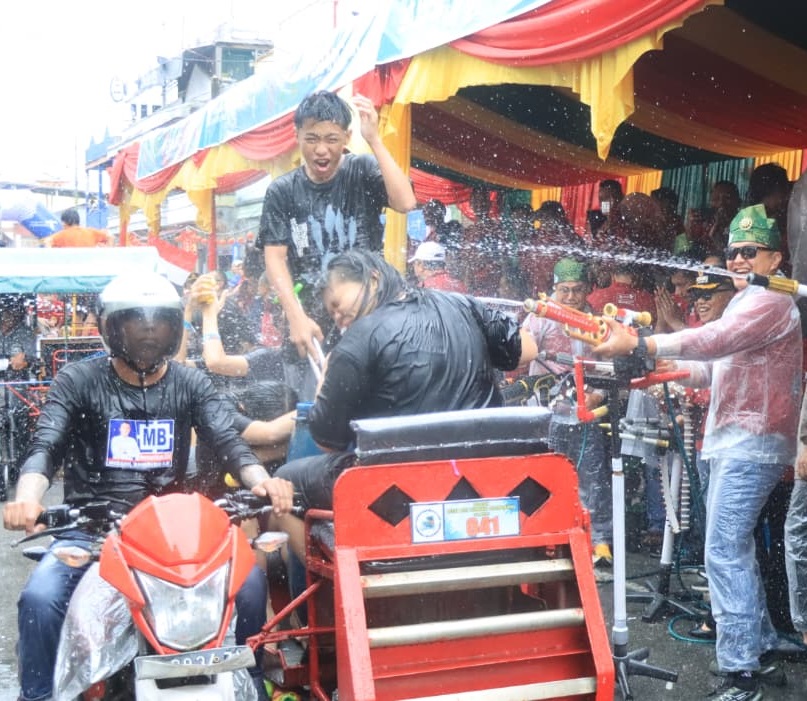 Festival Perang Air Cian Cui di Selatpanjang, Kepulauan Meranti, Riau, Selasa (17/2/2026).